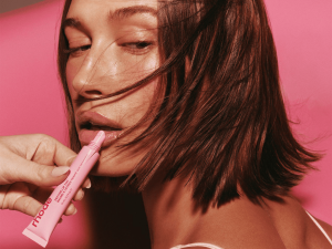 Hailey Bieber Rilis Produk Baru Rhode, Kolaborasi Bareng Justin