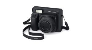 Instax WIDE 400 Rilis Varian Jet Black, Incar Fotografi Retro