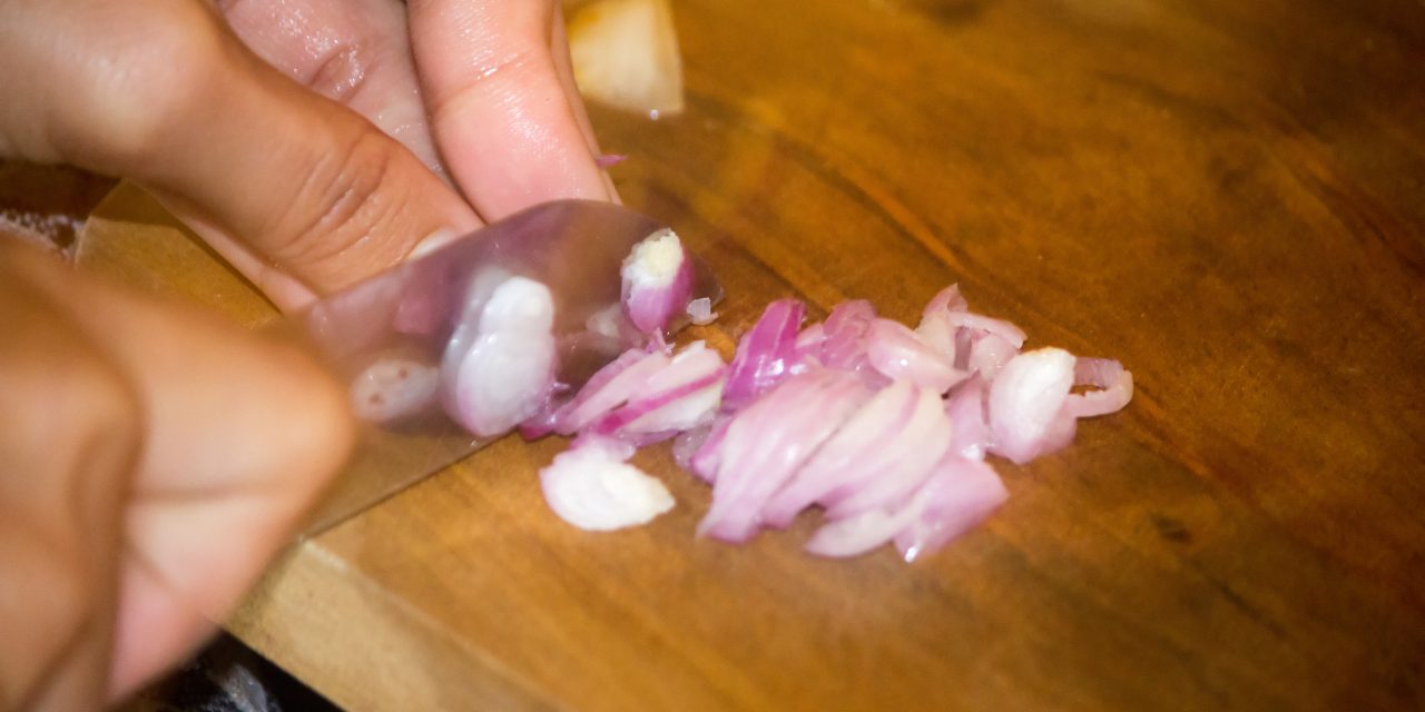 Hack Potong Bawang Tanpa Nangis Menggunakan Permen Karet
