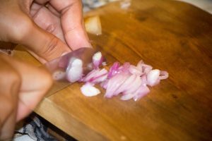 Hack Potong Bawang Tanpa Nangis Menggunakan Permen Karet