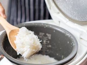 Trik Nasi Bebas Lengket Di Rice Cooker Pakai Minyak Kelapa