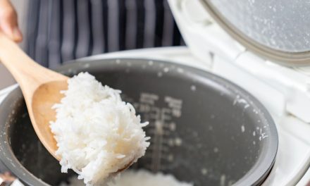 Trik Nasi Bebas Lengket Di Rice Cooker Pakai Minyak Kelapa
