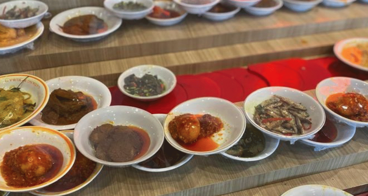 Restoran Padang Conveyor Belt Viral, Antrean Pembeli Luber