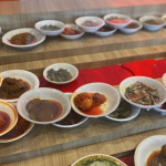 Restoran Padang Conveyor Belt Viral, Antrean Pembeli Luber