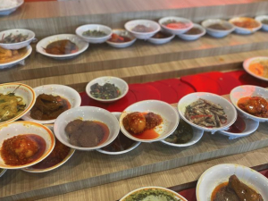 Restoran Padang Conveyor Belt Viral, Antrean Pembeli Luber
