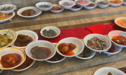 Restoran Padang Conveyor Belt Viral, Antrean Pembeli Luber
