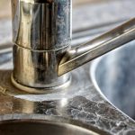 Hilangkan Kerak Keran Stainless Pakai Belahan Lemon Mentah