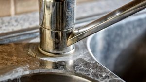 Hilangkan Kerak Keran Stainless Pakai Belahan Lemon Mentah